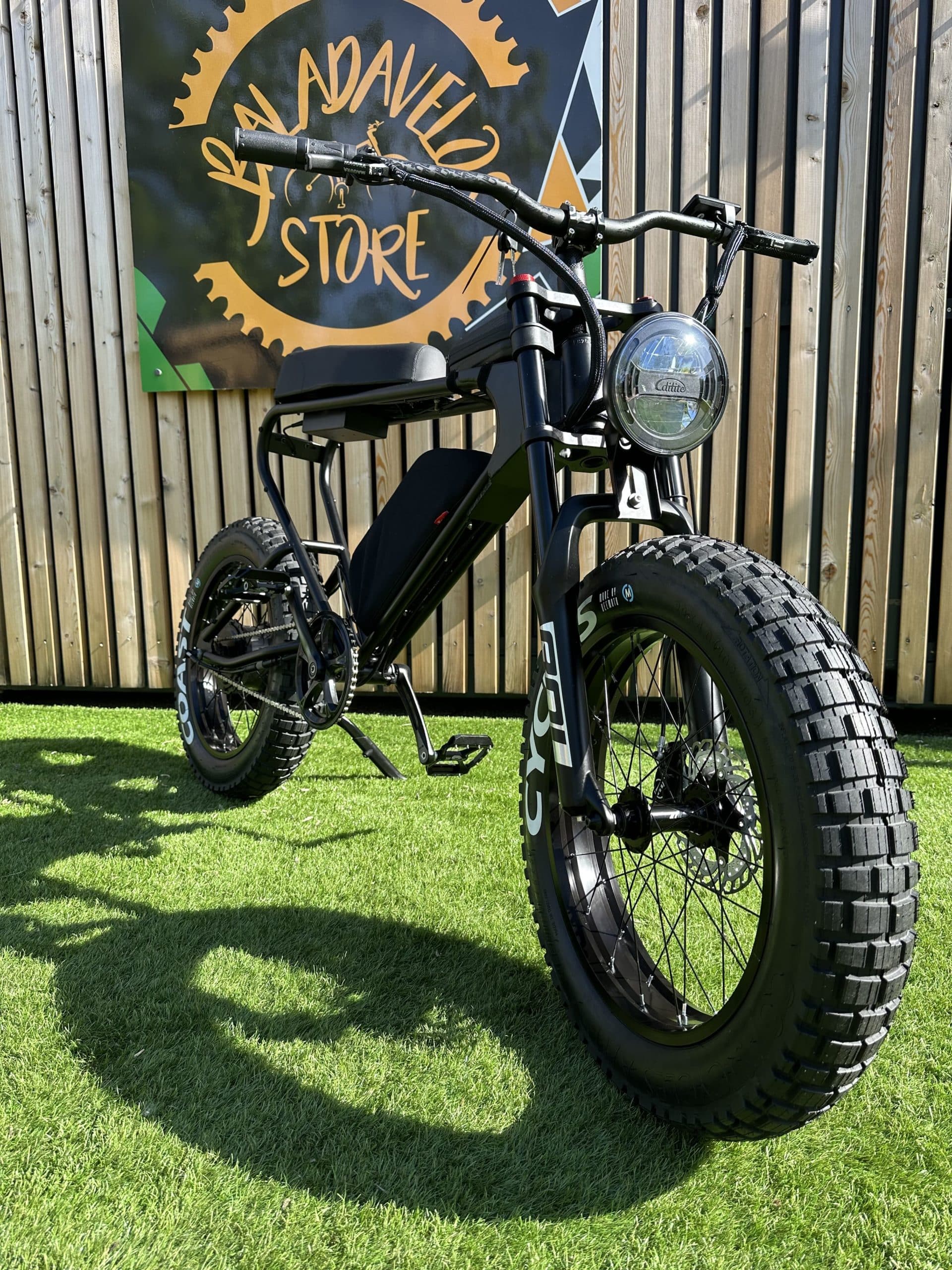 Vélo électrique freego roots customisé par balad'à vélos store, vélo de ville, vélo cross tout-terrain ressemblant au Super 73